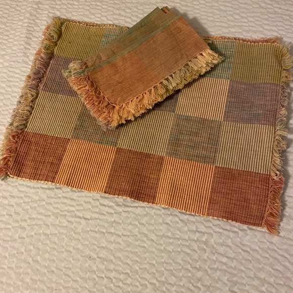 4 Multicolored plaid Place Mats & Matching Napkins - Picture 2 of 3